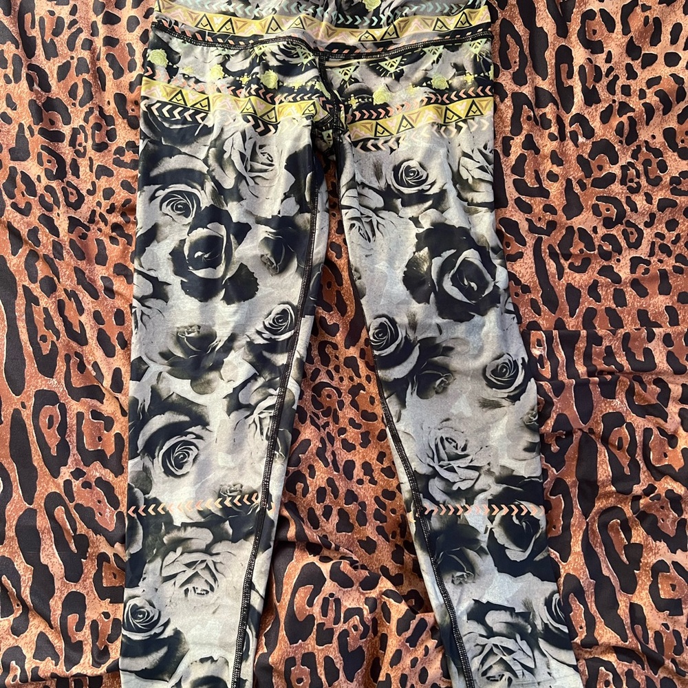 Girls' Black & Gray Rose Print Leggings with Yellow Accent